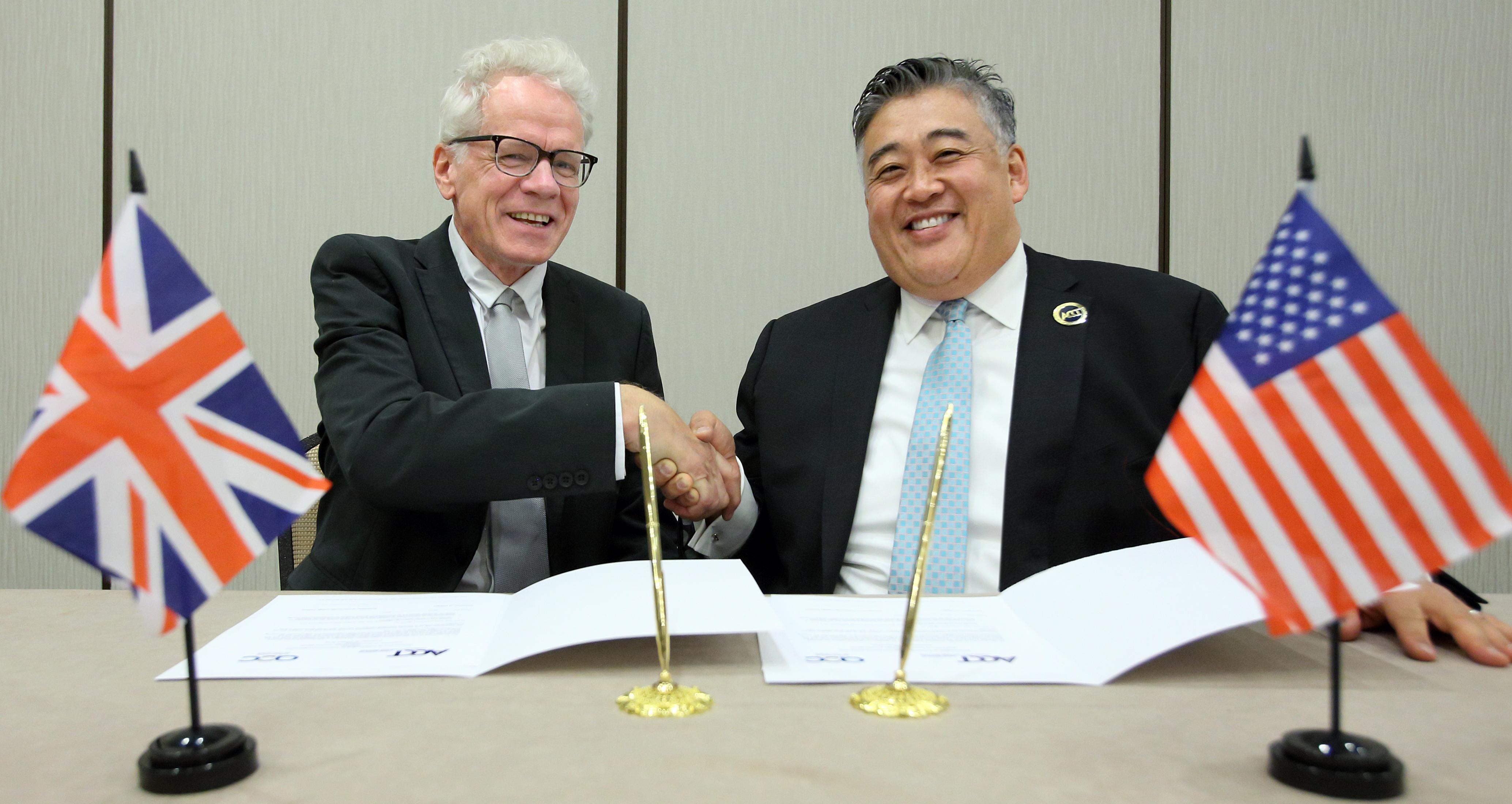 UK Association of Colleges Deputy Chief Executive Julian Gravatt and ACCT President and CEO Jee Hang Lee sign memorandum of understanding to renew partnership between the two organizations on October 24. Photo by Keith Weller for Association of Community College Trustees.